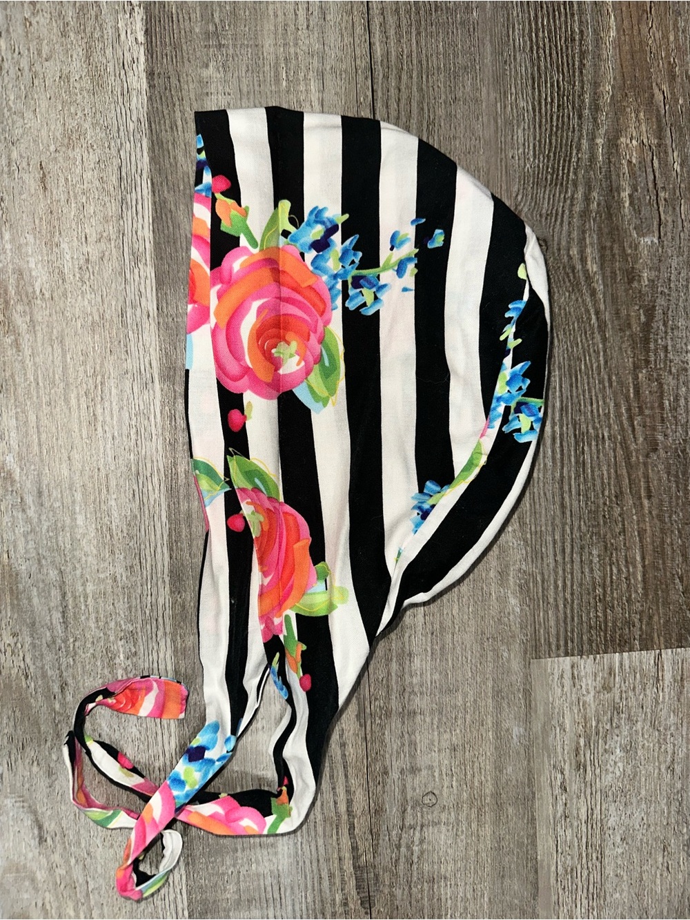 Black and white with floral pattern tie-back surgical cap